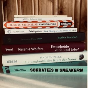 Ein Stapel mit Wissensbüchern.